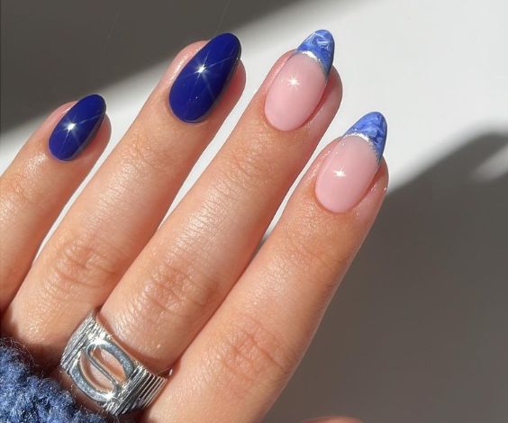 Blue marble tip nails for a sophisticated winter style