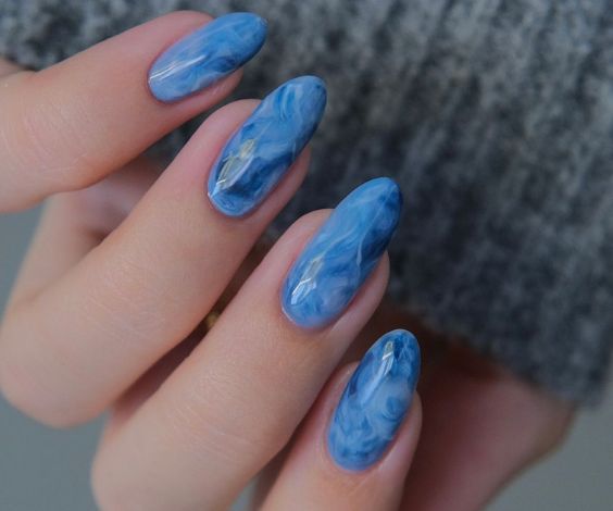 Blue glitter heart nails with chrome effect for a cozy winter look