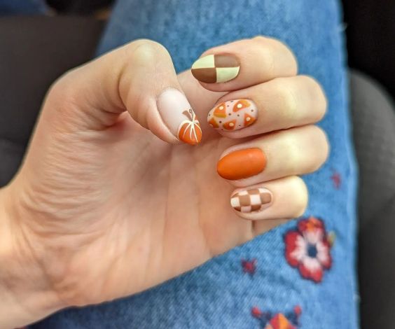 Matte Thanksgiving nails idea with check and pumpkin pie nail art. 