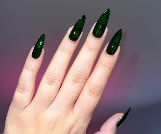  Bright poisonous green nails