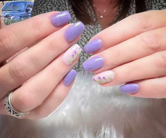 Coffin nail shape for November with lilac and white nail colors and flower art. 