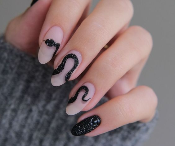 Textured snake pattern acrylic nails for a winter look